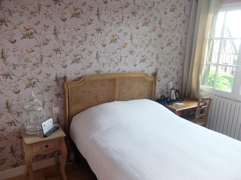 Auberge Du Grand Dauphin Dhuizon Habitación foto